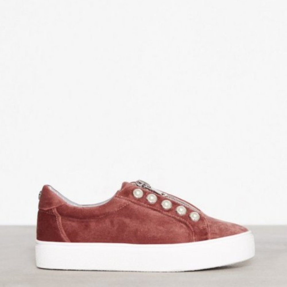 STEVE MADDEN Velvet Platform Sneakers